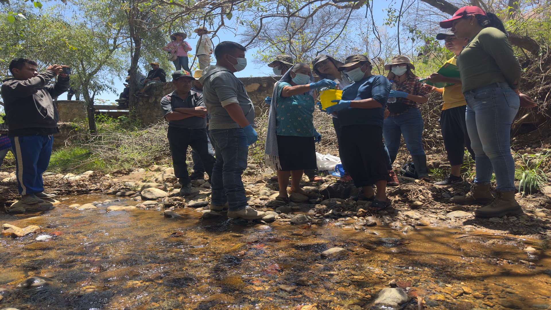 Capacitación de monitores y muestreadores comunitarios de calidad del agua en el río Valiente